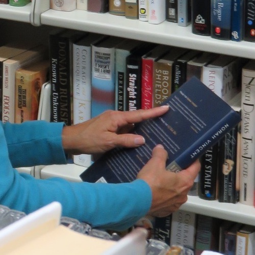 La libro estas legota.