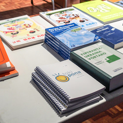 Une table avec des piles de livres posées dessus.